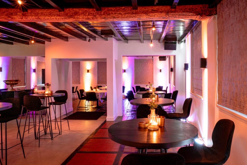 Zaal personeelsfeest met feestverlichting